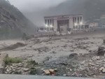 रसुवामा भीषण बाढीले नेपाल-चीन जोड्ने मितेरी पुल बगायो