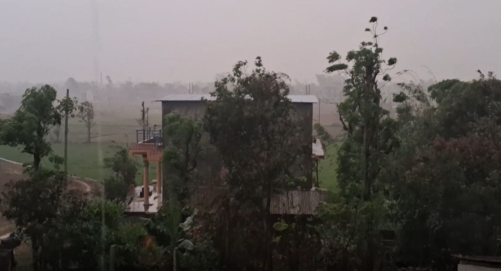 भीषण हावाहुरीसहितको वर्षाले देशका विभिन्न स्थानको जनजीवन प्रभावित