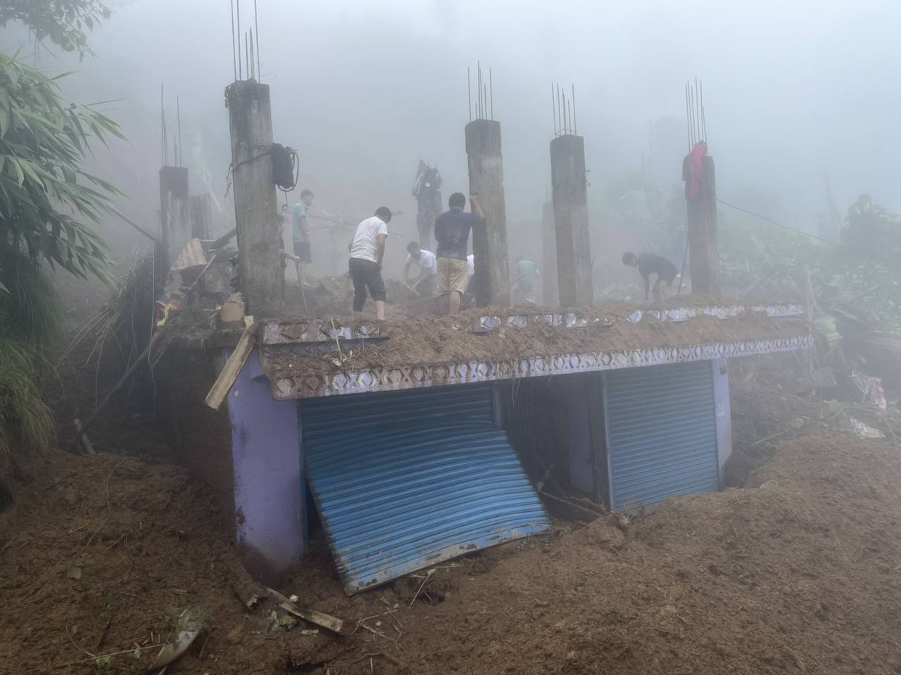 बाढीपहिरो र चट्याङमा परेर ५२ जनाको मृत्यु