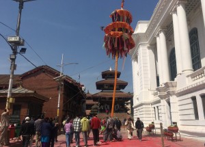 बसन्तपुरमा चीर ठड्याएसँगै सुरु भयो होली