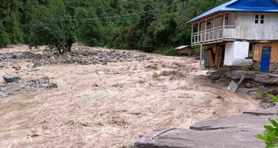 दोलखामा बाढीमा परेर एक जना बेपत्ता , तीन घर बगे
