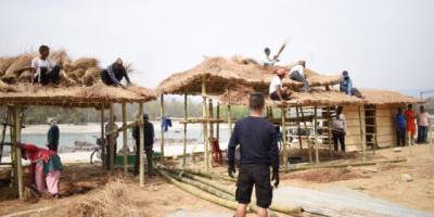 नारायणी  किनारमा आदिवासी जनजातिको पहिचान दिलाउन महोत्सवस्थलभित्रै गाउँ निर्माण हुँदै