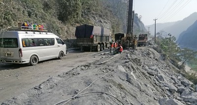 नारायणगढ–मुग्लिन सडकको नौ किलोमा सडक भासियो, एकतर्फी यातायात सञ्चालन