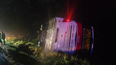 टिकौलीमा दुई बस र ट्रक ठोक्किँदा ३३ जना घाइते