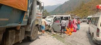 दासढुङ्गा र घुमाउनेमा सडक दुर्घटना हुँदा २५ जना घाइते