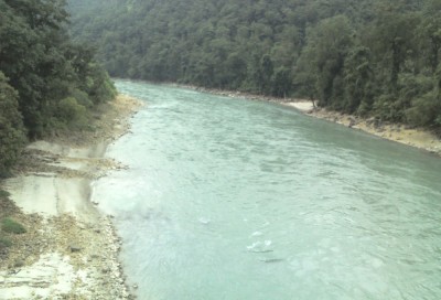 भेरी नदीमा टिपर खस्दा तीन जना बेपत्ता