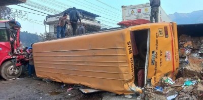 धादिङको धुनीबेसीमा चितवनको स्कुल बस दुर्घटना हुँदा ७ जना घाइते