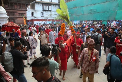 हनुमान ढोकाको दसैँघरमा भित्र्याइयो फूलपाती