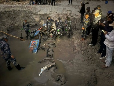 त्रिशूली किनारमा बालुवाले पुरिएको अवस्थामा भेटियो  गणपति डिलक्सको बस