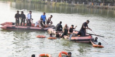 भारतको गुजरातमा डुङ्गा दूर्घटना हुँदा १२ विद्यार्थीसहित १४ जनाको मृत्यु