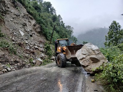 नागढुङ्गा-मुग्लिन सडकका १६ स्थानमा पहिरोको उच्च जोखिम