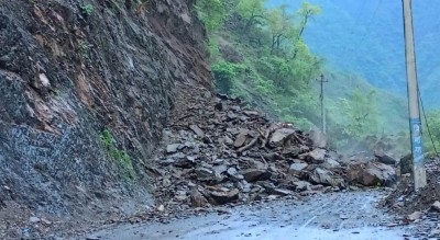 सुक्खा पहिरोले पृथ्वी राजमार्ग अवरुद्ध