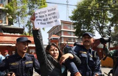 रुसी सेनामा कार्यरत नेपालीका जीवन रक्षाको माग गर्दै सिंहदरबार अगाडि प्रदर्शन, १४ जना नियन्त्रणमा