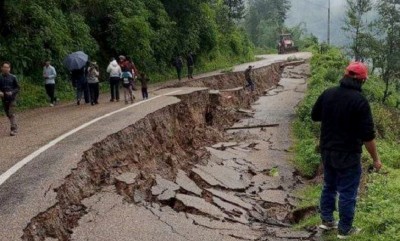 मध्यपहाडी लोकमार्ग अन्तर्गत भोजपुर मेस्पाङामा सडक भासियो