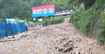 लेदोसहितको पहिरोले नौबिसे-नागढुङ्गा सडक दुईतर्फी अवरुद्ध