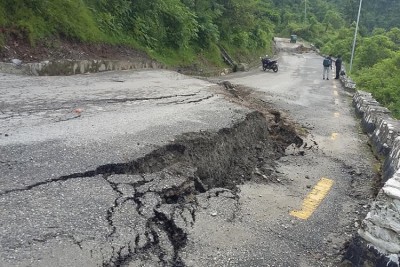 नारायणगढ–मुग्लिन सडकको नौकिलोमा सडक भासियो, घोप्टेभिरमा पनि पहिरो