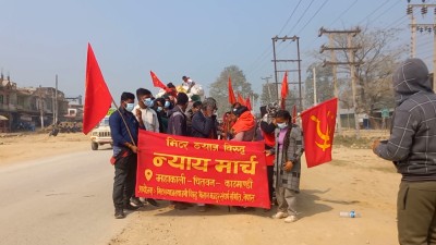 पूर्व र पश्चिमबाट पैदल यात्रा गरेका मिटरब्याजीपीडितहरु चितवनमा भेटेर संगै काठमाडौं आउने