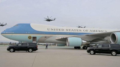 अमेरिकामा राष्ट्रपति चढ्ने विमानबाट चम्चा, प्लेटसमेत चोर्छन् पत्रकार