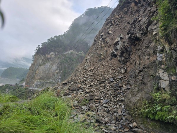 तुइन खोलामा ठूलो पहिरो, यातायात अवरुद्ध