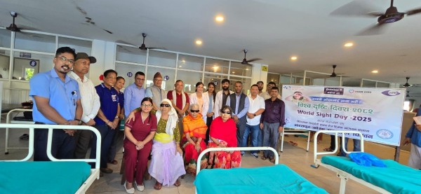 विश्व दृष्टि दिवसमा भरतपुर आँखा अस्पतालमा तीन वृद्धाको आँखाको निःशुल्क शल्यक्रिया
