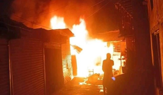 अछामको जयगढ बजारमा भीषण आगलागी, ८ घर जले