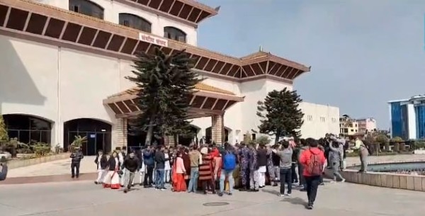 संसद् भवनमै लघुवित्तपीडितहरुको नाराबाजी