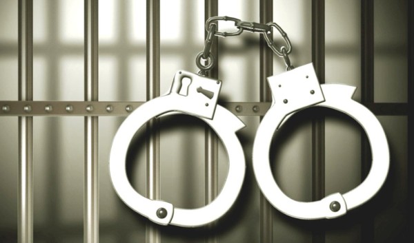 सुन जस्तै धातुको विभिन्न गरगहनासहित  एक युबती पक्राउ