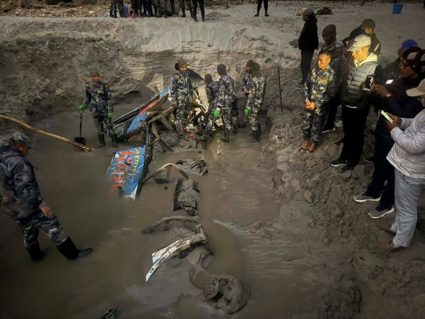 त्रिशूली किनारमा बालुवाले पुरिएको अवस्थामा भेटियो गणपति डिलक्सको बस