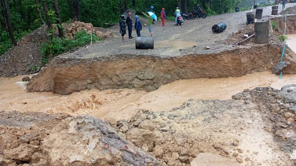 सडक भासिँदा पूर्वपश्चिम राजमार्ग अवरुद्ध