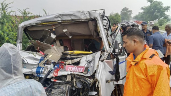 सुनसरीमा बस र माइक्रो ठोक्किँदा ३ को मृत्यु, १५ यात्रु घाइते