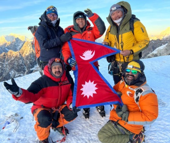 कांग्रेस महामन्त्री शर्मासहित पाँच युवाद्वारा लोबुचे हिमाल आरोहण