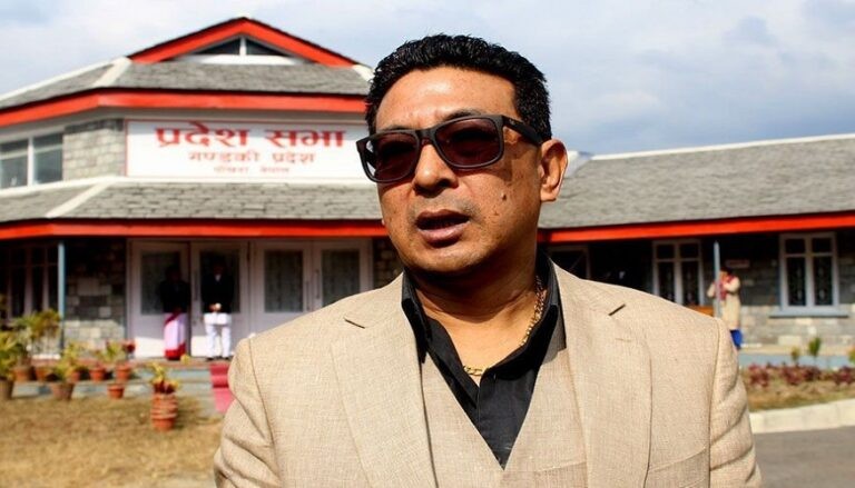 सांसद दीपक मनाङे पदमुक्त