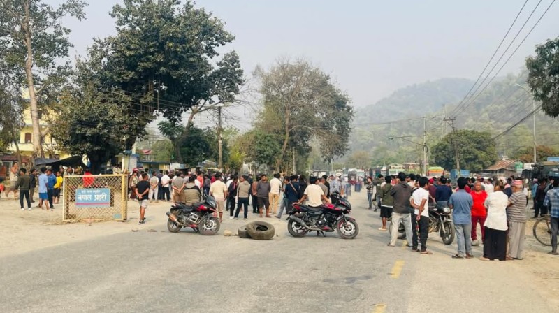 मनहरीमा बसको ठक्करबाट म्याजिक चालकको मृत्यु, स्थानीयद्वारा राजमार्ग अवरुद्ध