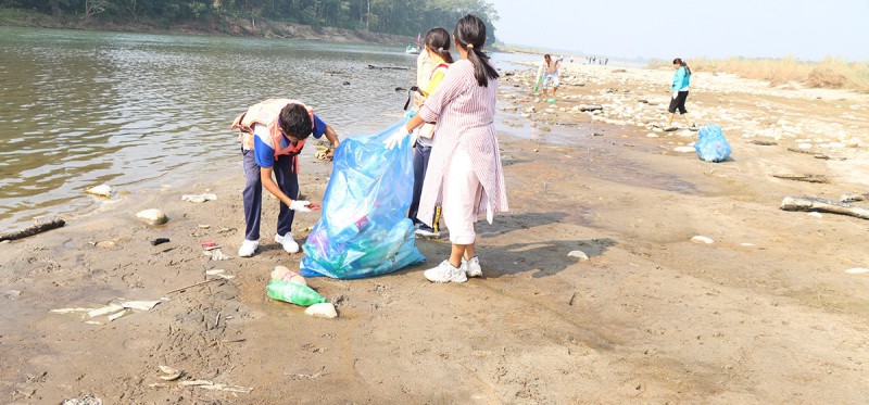 हेटाैँडाबाट गोलाघाटसम्म राप्ती नदी सरसफाइ अभियान