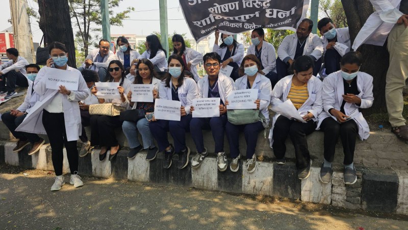 स्वास्थ्य मन्त्रालयसँग  ४ बुँदे सहमतिपछि आवासीय चिकित्सकको आन्दोलन स्थगित