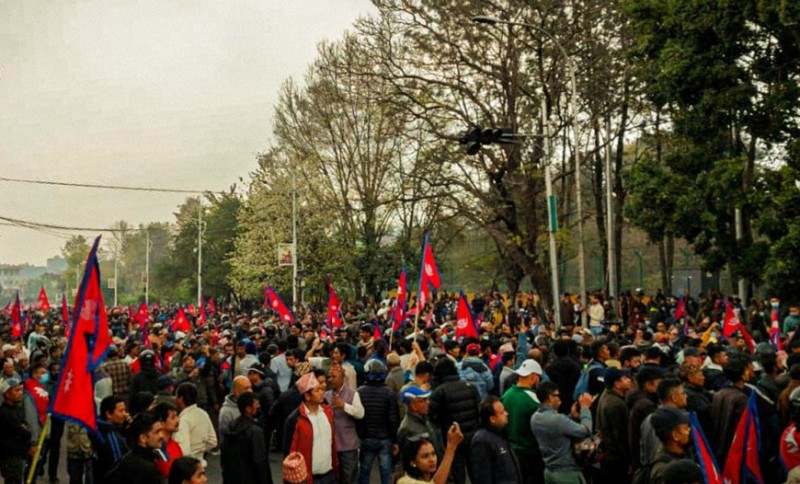 त्रिभुवन विमानस्थलअगाडि राजतन्त्र पक्षधरको प्रदर्शन