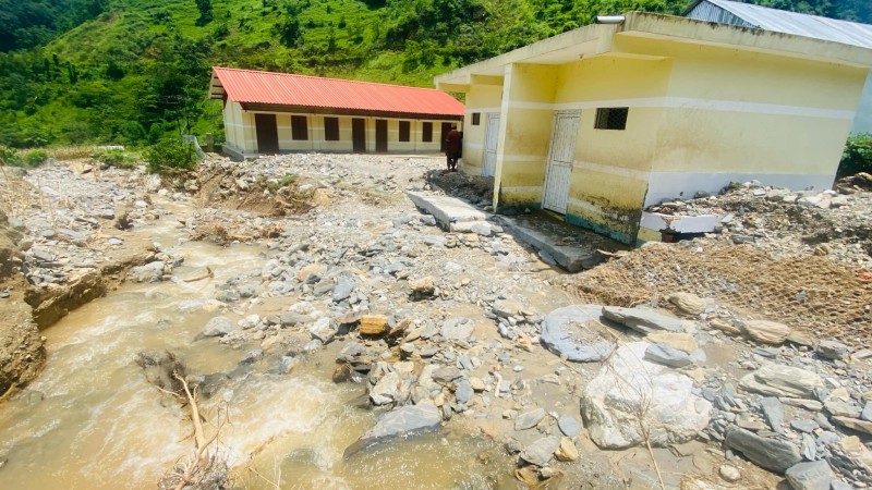 विद्यालयमा बाढी पस्यो,  कक्षाकोठा पुरिए