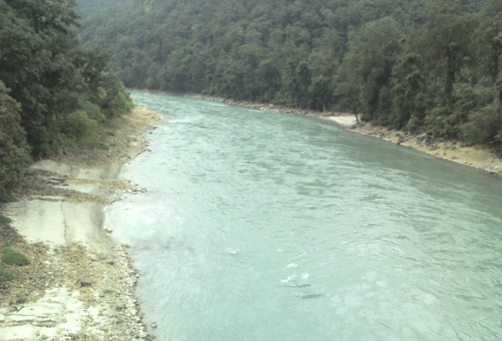 भेरी नदीमा टिपर खस्दा तीन जना बेपत्ता
