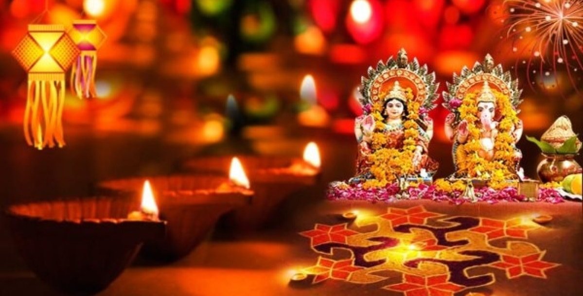 आज तिहारको तेस्रो दिन बिहान कुकुर र साँझ लक्ष्मीको पूजा आराधना गरिँदै