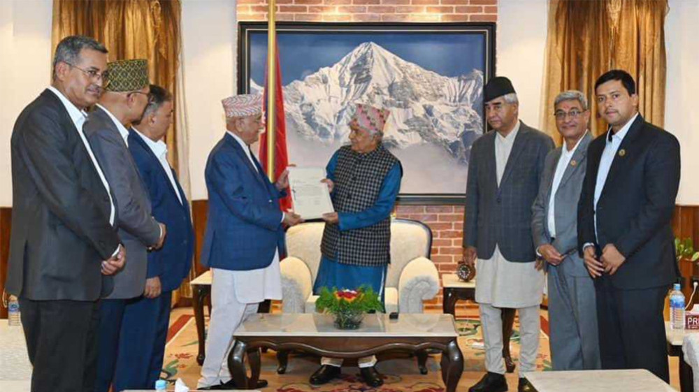 प्रधानमन्त्रीमा एमाले अध्यक्ष ओलीको दाबी पेस