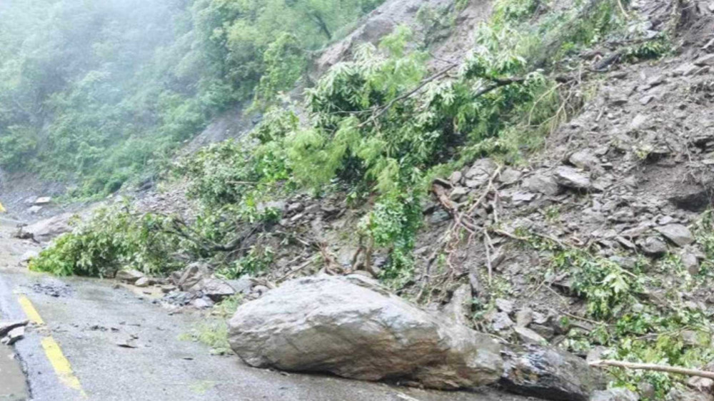 पहिरोले पृथ्वी राजमार्ग अवरुद्ध