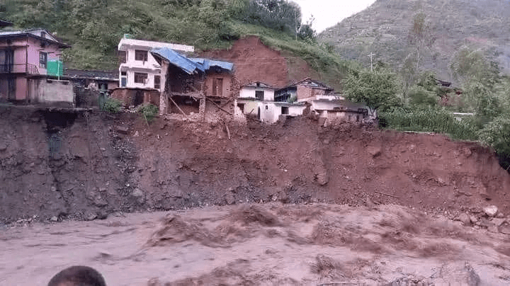रुकुमपश्चिममा बाढीले घर बगाउँदा तीन बालबालिका पुरिए, ७ घाइते